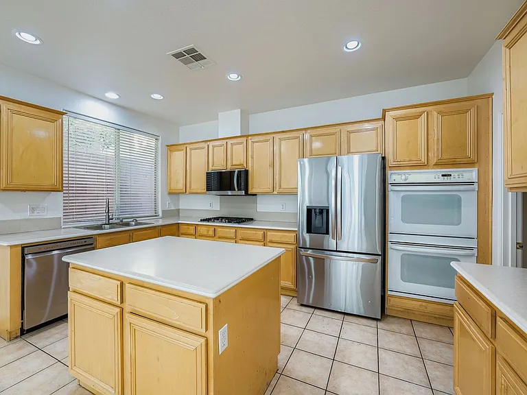 10701 Sapphire Vista Ave — Photo 7