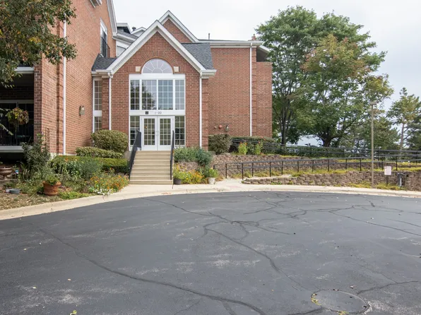 11 Hunt Club Dr #11, Saint Charles, IL 60174