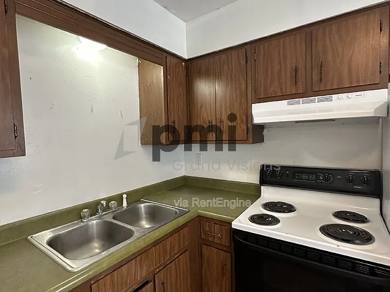 1612 University Dr — Photo 1