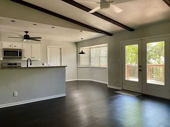 High vaulted ceilings, breakfast nook