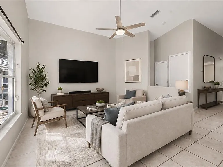551 Castlemain Cir — Photo 16