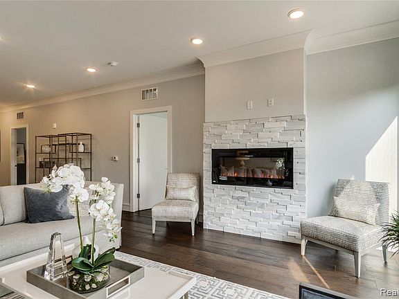 5th image of 856 N Old Woodward Ave #N200