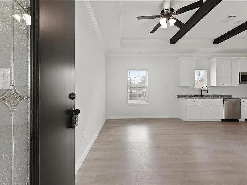 3 bed, 2.0 bath, 1052 sqft, $1,500 — Photo 3