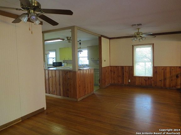 5th image of 221 Lazy Oak Dr