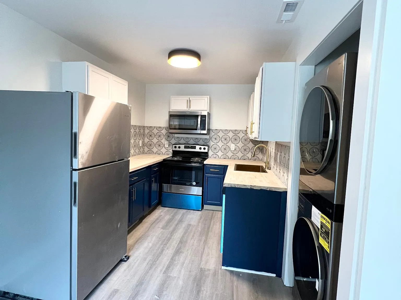 3 bed, 1100 sqft, $2,200 — Photo 3