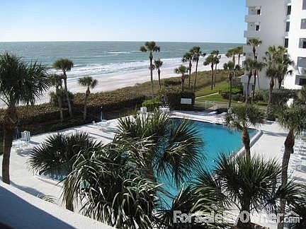 Pool and Gulf : Seen from the balcony