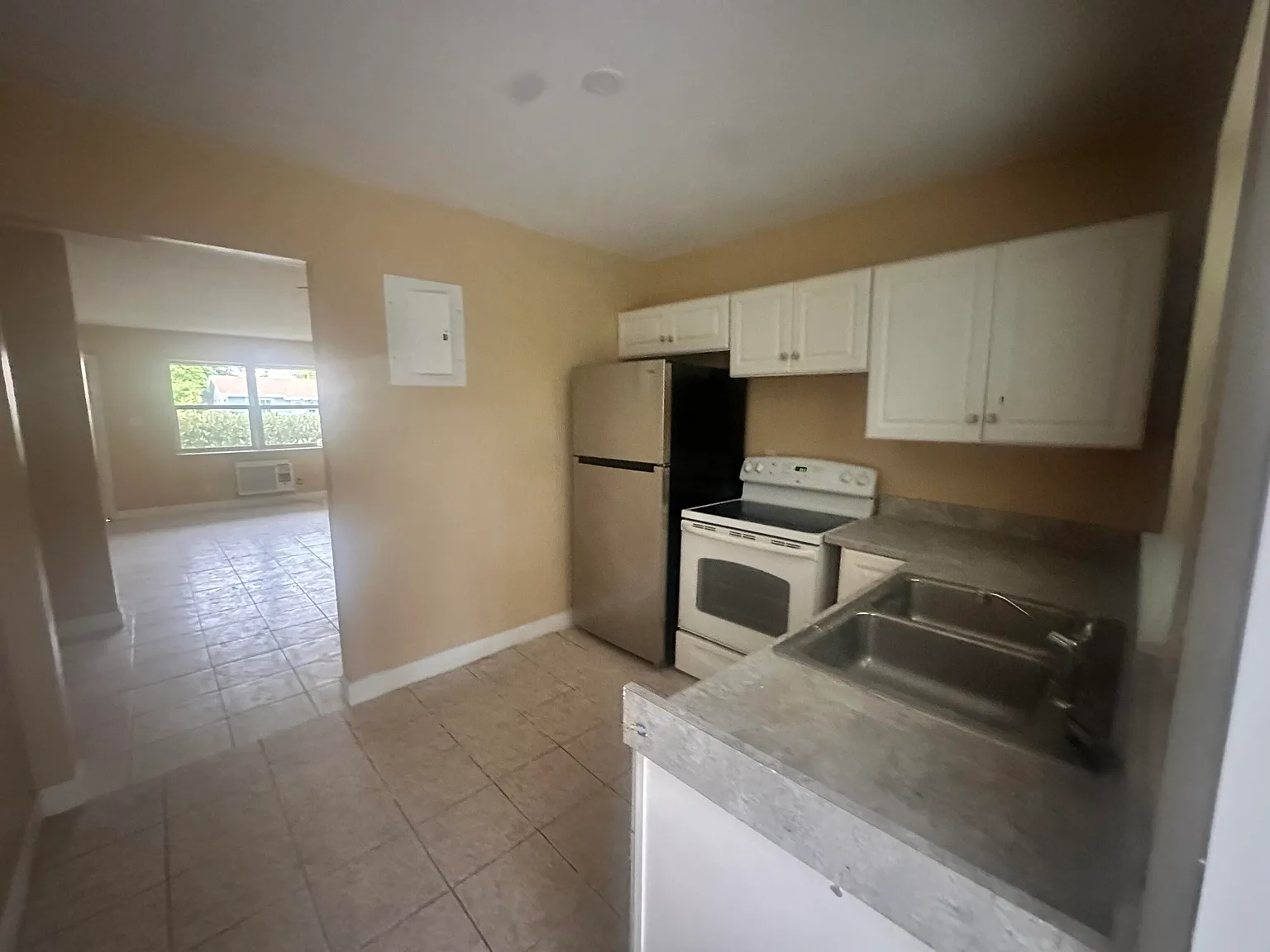2 bed, 1.0 bath, 878 sqft, $2,000 — Photo 3