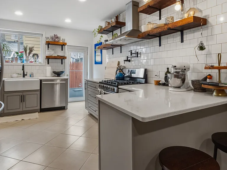 819 Tasker St — Photo 8