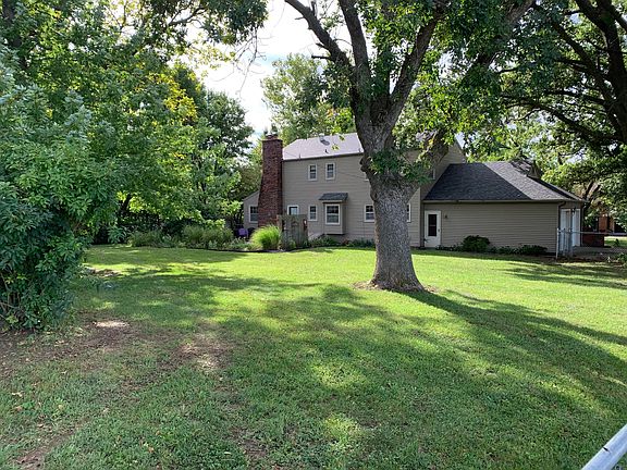 4th image of 739 N Lake Dr