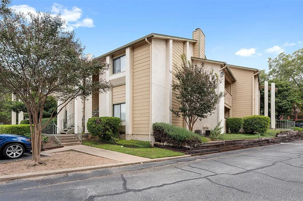 1 bed, 1.0 bath, 676 sqft, $1,300 — Photo 1