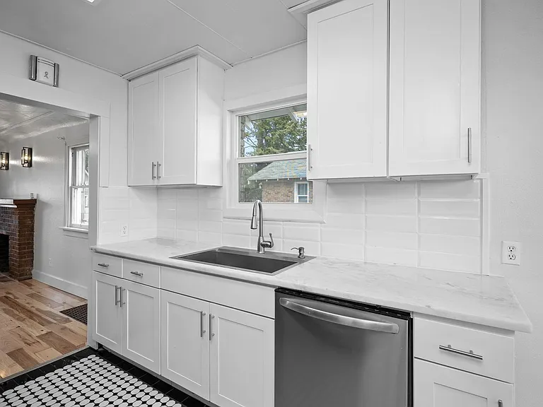 2618 N Ash St — Photo 8