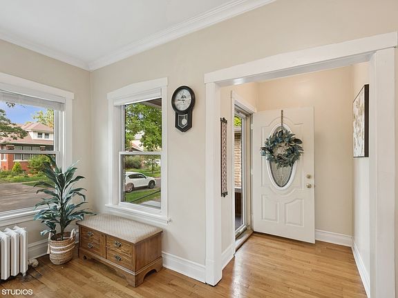 3rd image of 934 S Grove Ave
