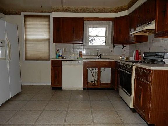 3rd image of 823 W Seymour Ave