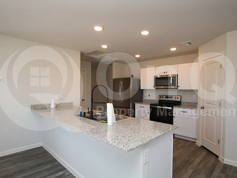 3750 N San Carlos Dr — Photo 2