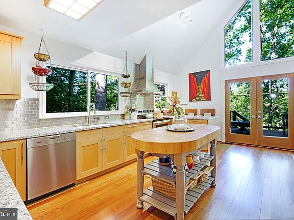 5th image of 12068 Linda Pl