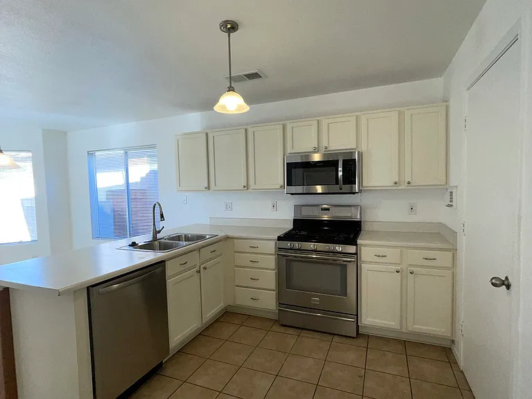 667 Vista Luna Ln SW — Photo 5