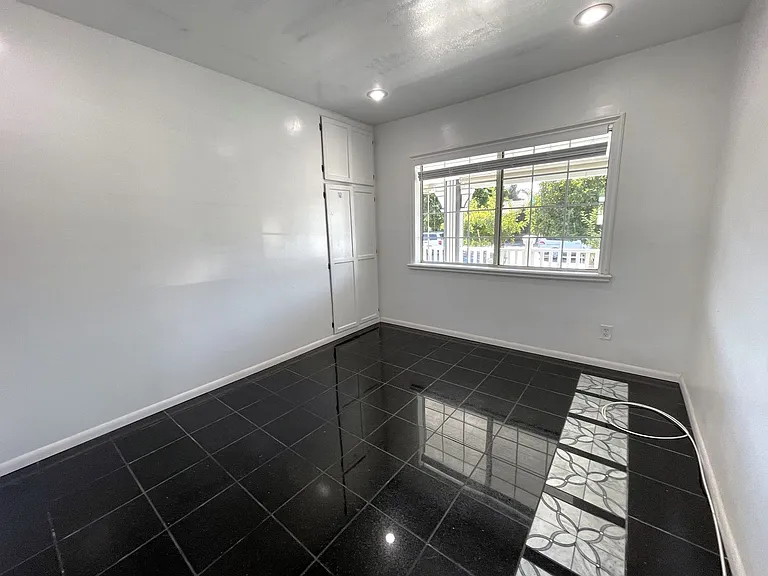 8824 Tyrone Ave — Photo 17
