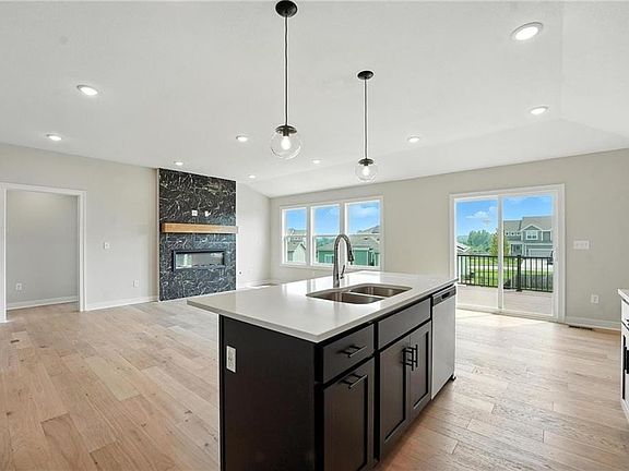 5th image of 501 NE Newport Dr