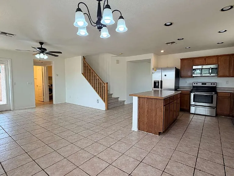 571 E Reflection Pl — Photo 5