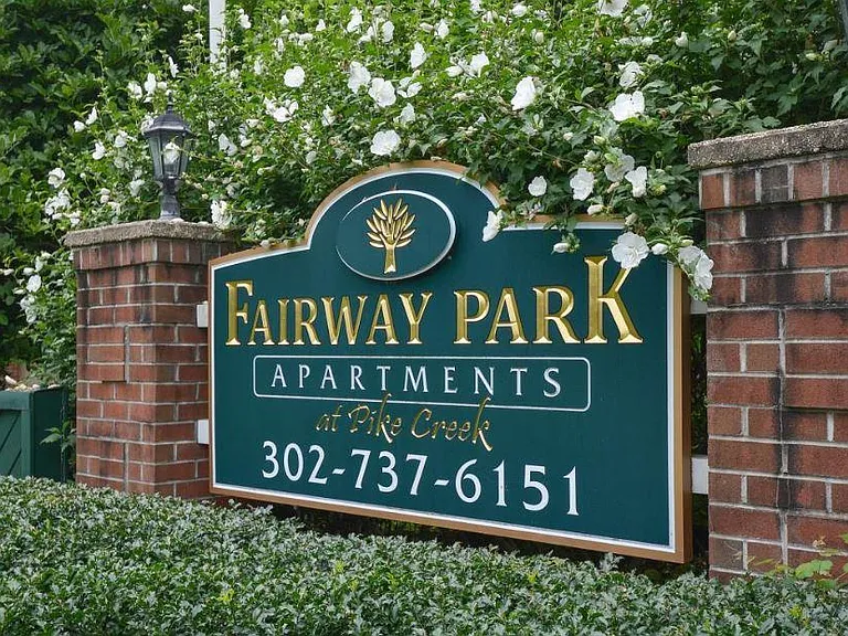 Fairway Park Apartments & Townhomes — Photo 2