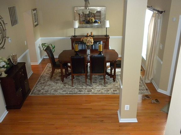 ELEGANT DINING ROOM!!
