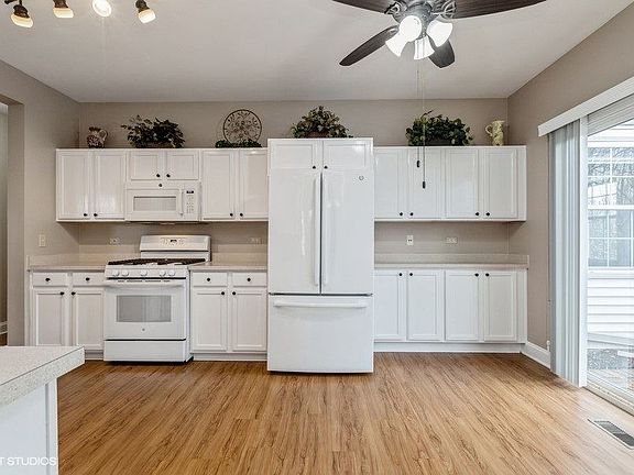 4th image of 13435 Michigan Ave #13435