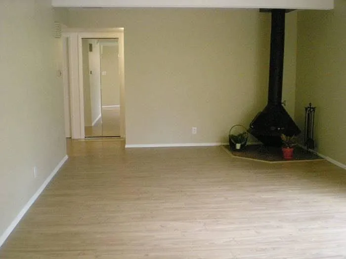 Living room w/fireplace