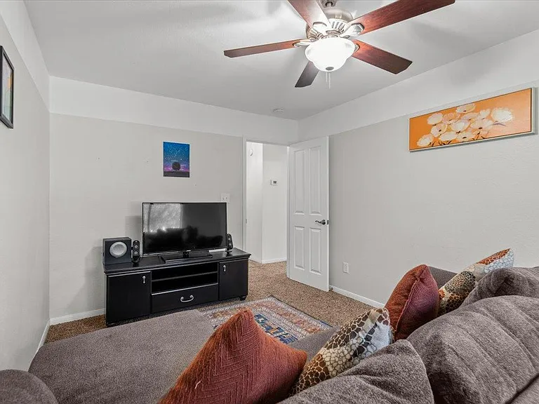 8503 Delavan Ave — Photo 28