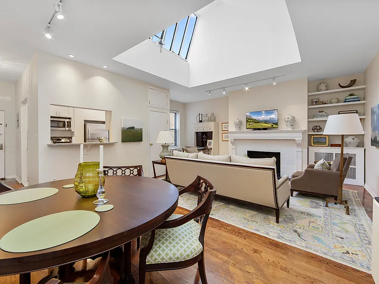 9 E 10th St #5F — Photo 2