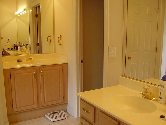 Master Bath w/ Tub & Shower