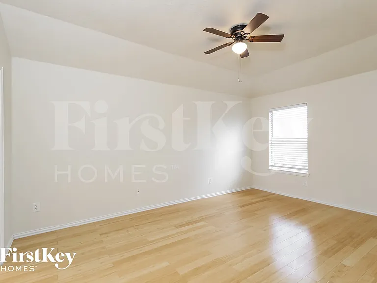 1055 Waterview Dr — Photo 9