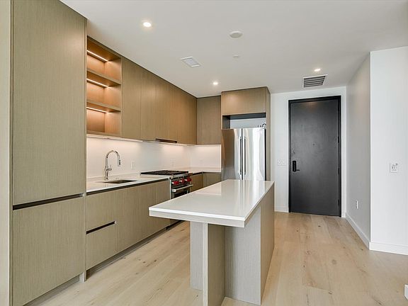 2nd image of 610 Davis St #2904