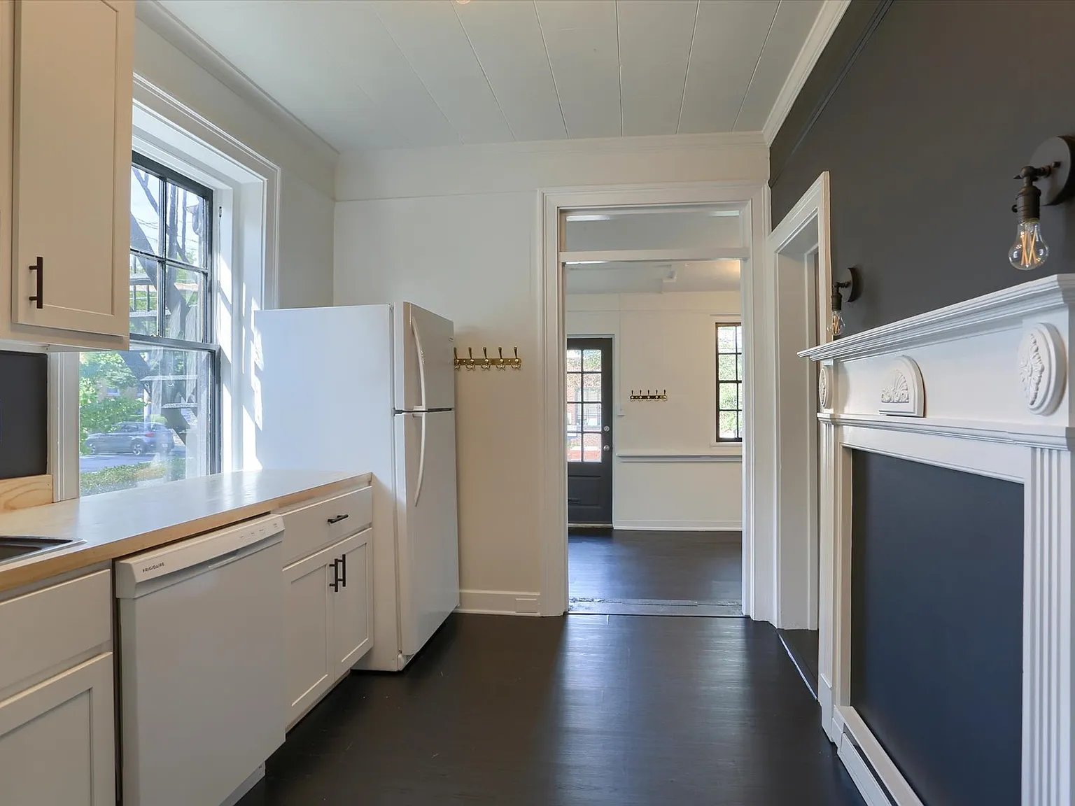 105 E Lemon Street — Photo 3