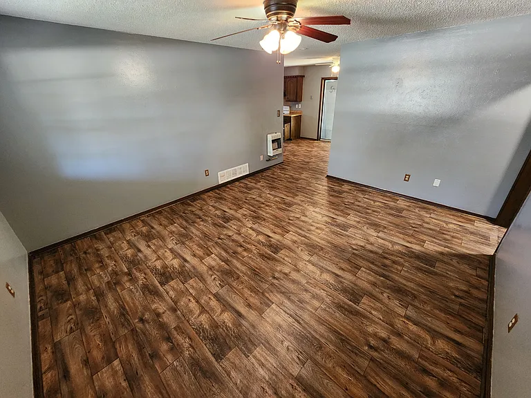 924 Crestview St — Photo 2