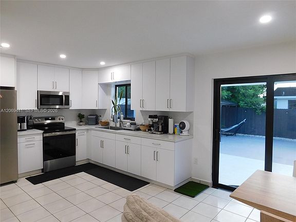 5th image of 330 NW 43rd Pl