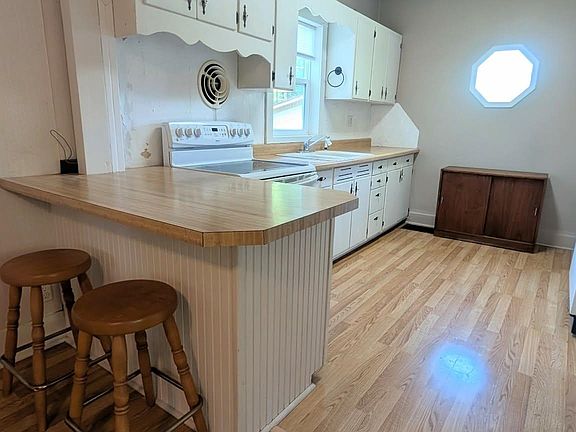 4th image of 107 Avenue A E #A