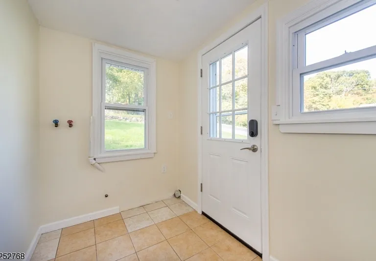 19 Center Ave — Photo 15