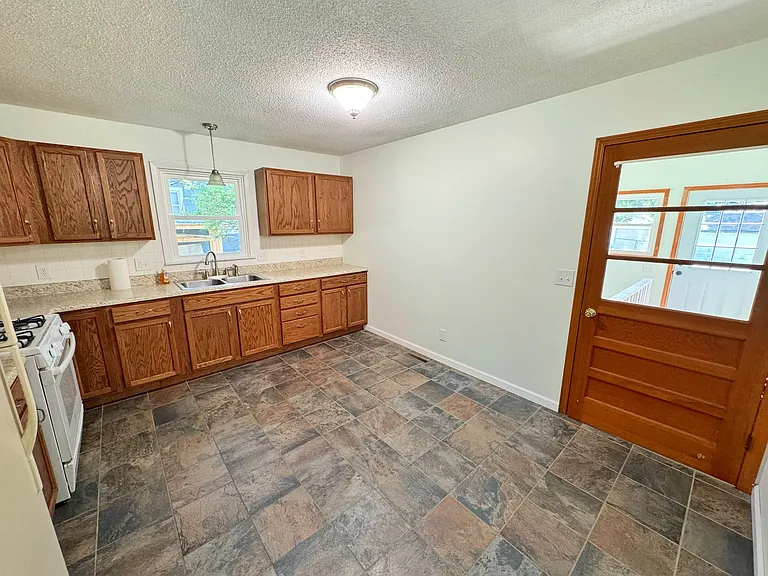 802 N College Ave — Photo 9