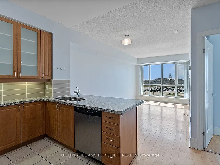39 Upper Duke Cres #607 — Photo 2