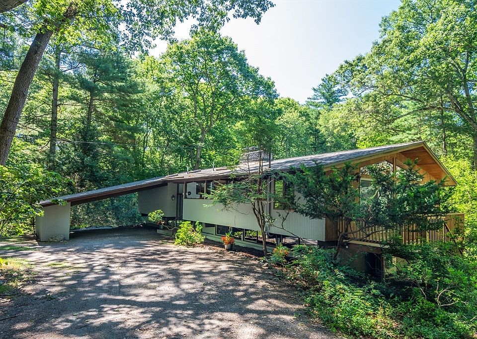 1st image of 20 Stonehedge Rd