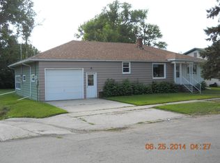 715 W 3rd St, Edgeley, ND 58433