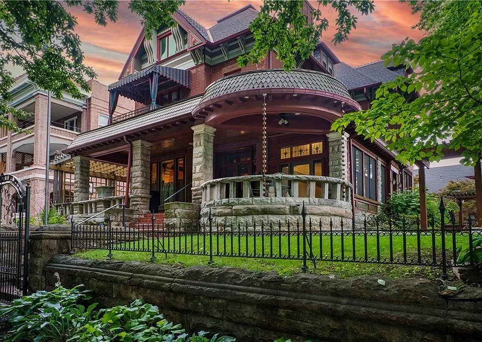 425 Gladstone Blvd