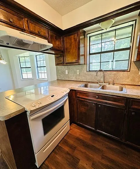 1470 FM 2712 — Photo 11