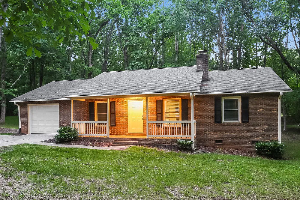 3 bed, 2.0 bath, 1427 sqft, $2,085 — Photo 3