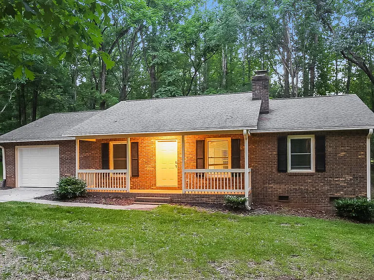 431 Hillcrest Dr — Photo 3