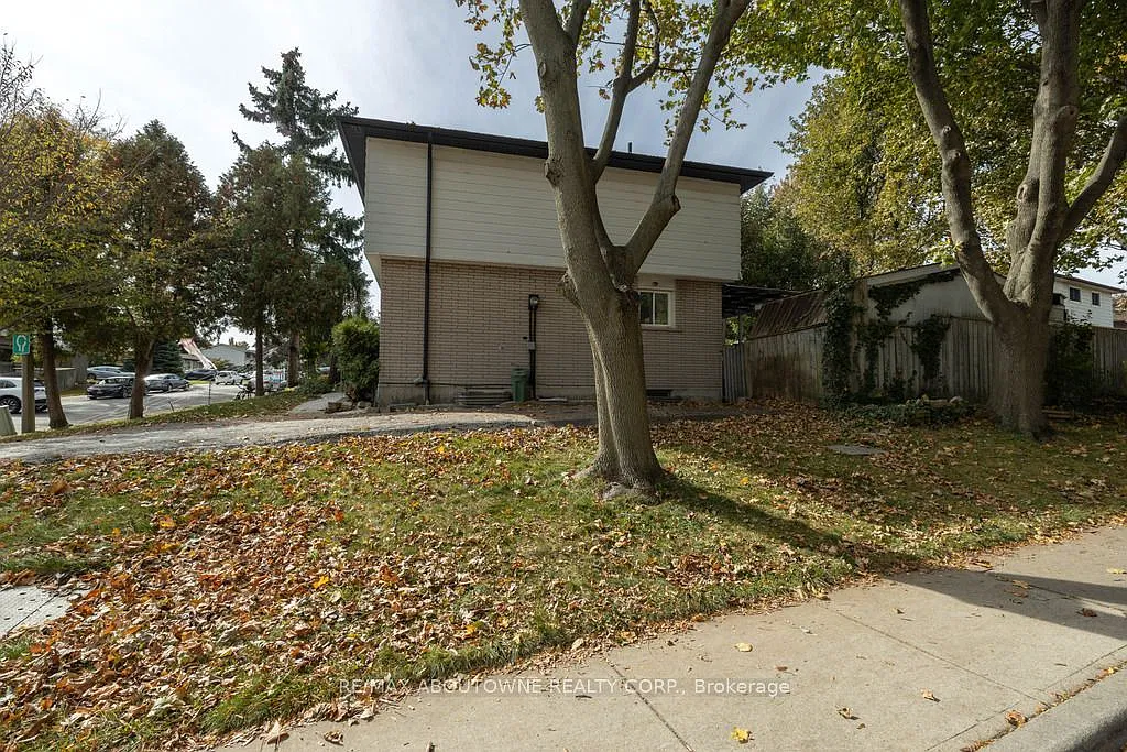 4 bed, $2,700 — Photo 2