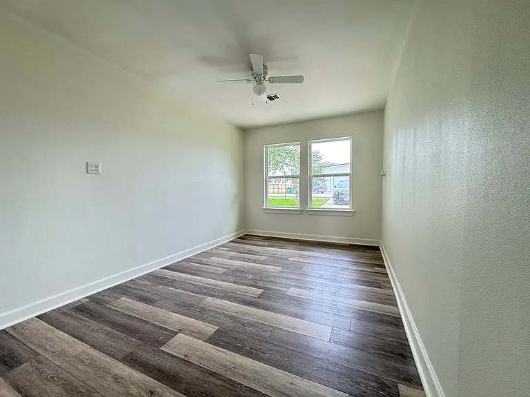 2318 N Austin Ave — Photo 9