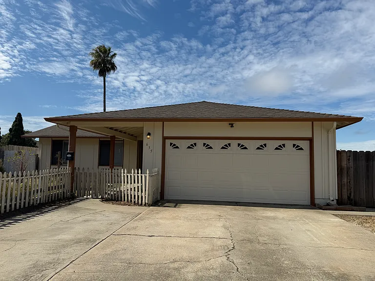 635 Seneca Pl — Photo 1