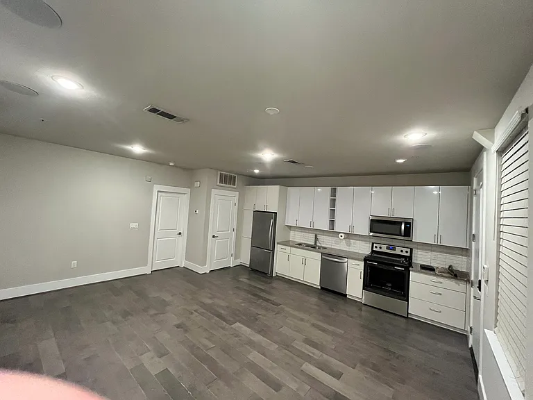 2401 Crawford St #B — Photo 4