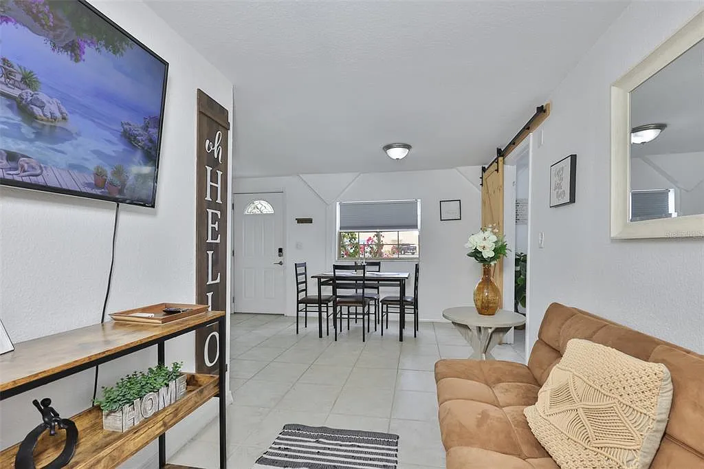 1 bed, 1.0 bath, 624 sqft, $1,800 — Photo 2